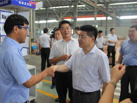 庆祝党的生日 慰问一线党员——市委主要向导莅临凯时尊龙人生就是博首页母线慰问