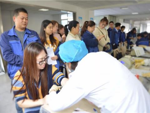 志同道合手牵手 献血救人心连心——凯时尊龙人生就是博首页集团2018年无偿献血运动